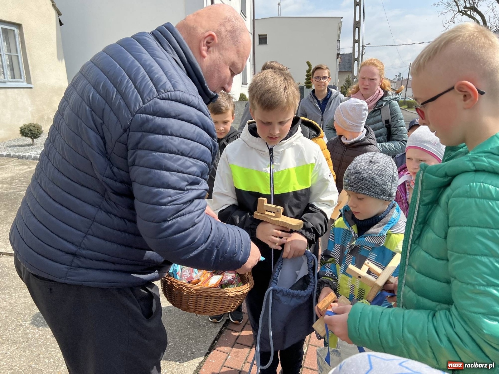 Zdjęcie w galerii na portalu naszraciborz.pl: Z ojca na syna. Klekotanie w Raciborzu Sudole to tradycja od wieków wiadomości z regionu