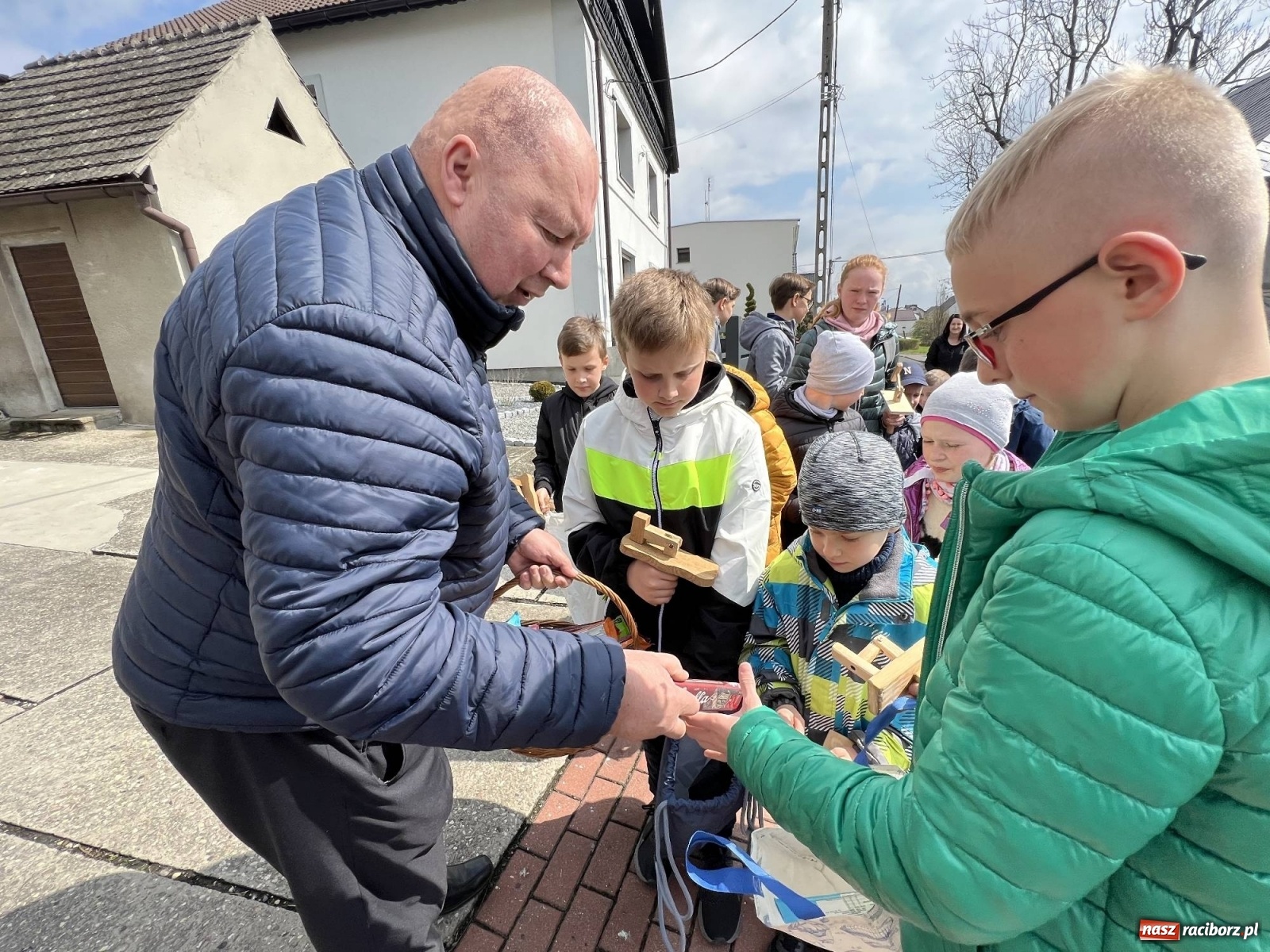Zdjęcie w galerii na portalu naszraciborz.pl: Z ojca na syna. Klekotanie w Raciborzu Sudole to tradycja od wieków wiadomości z regionu