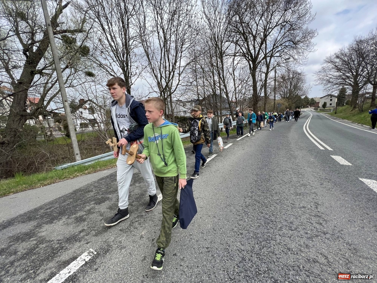Zdjęcie w galerii na portalu naszraciborz.pl: Z ojca na syna. Klekotanie w Raciborzu Sudole to tradycja od wieków wiadomości z regionu