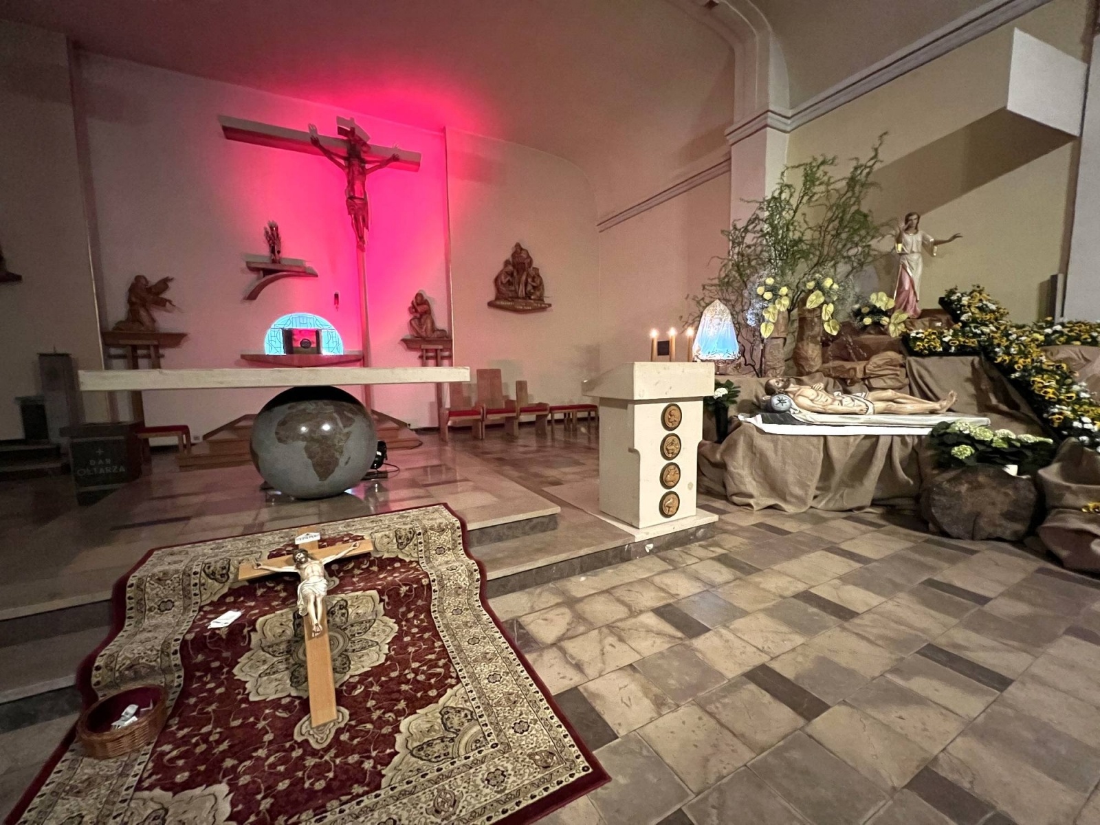 Zdjęcie w galerii na portalu naszraciborz.pl: Groby Pańskie w raciborskich parafiach [FOTO] wiadomości z regionu