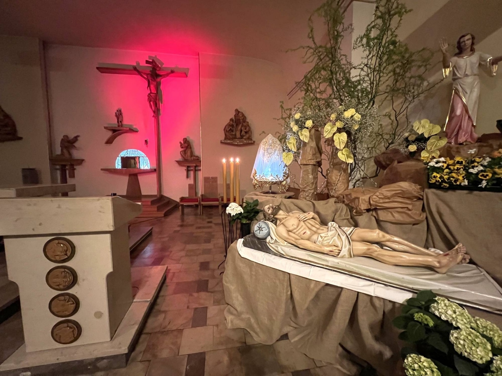 Zdjęcie w galerii na portalu naszraciborz.pl: Groby Pańskie w raciborskich parafiach [FOTO] wiadomości z regionu