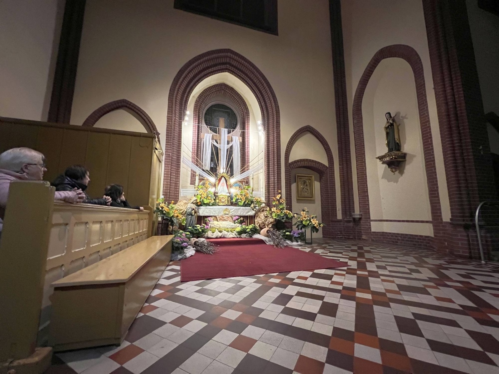 Zdjęcie w galerii na portalu naszraciborz.pl: Groby Pańskie w raciborskich parafiach [FOTO] wiadomości z regionu