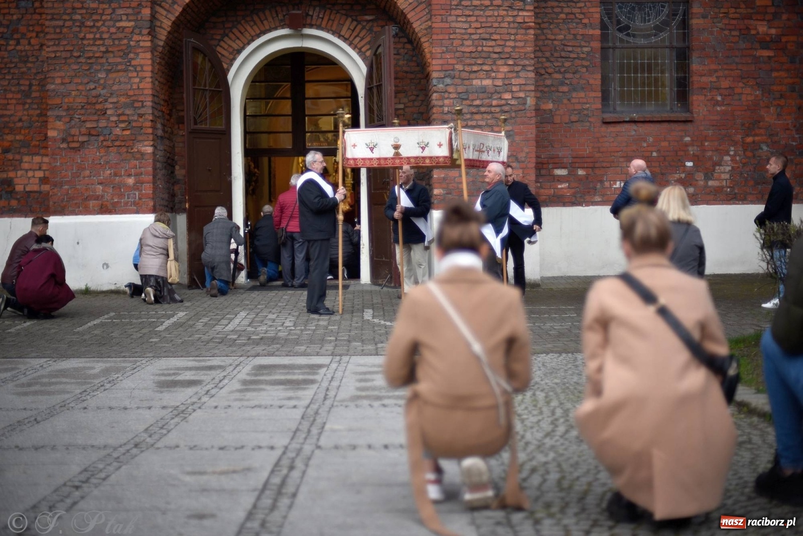 Zdjęcie w galerii na portalu naszraciborz.pl: Przy Grobie Pańskim w podominikańskiej świątyni [FOTO i WIDEO] wiadomości z regionu