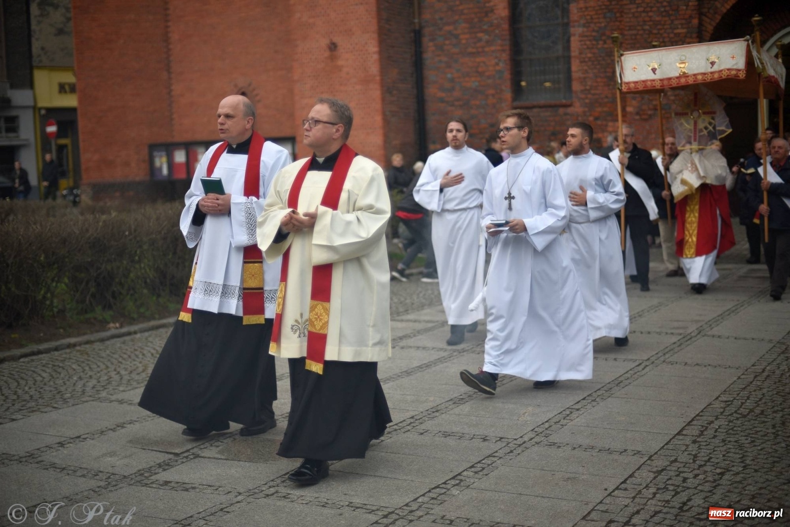 Zdjęcie w galerii na portalu naszraciborz.pl: Przy Grobie Pańskim w podominikańskiej świątyni [FOTO i WIDEO] wiadomości z regionu