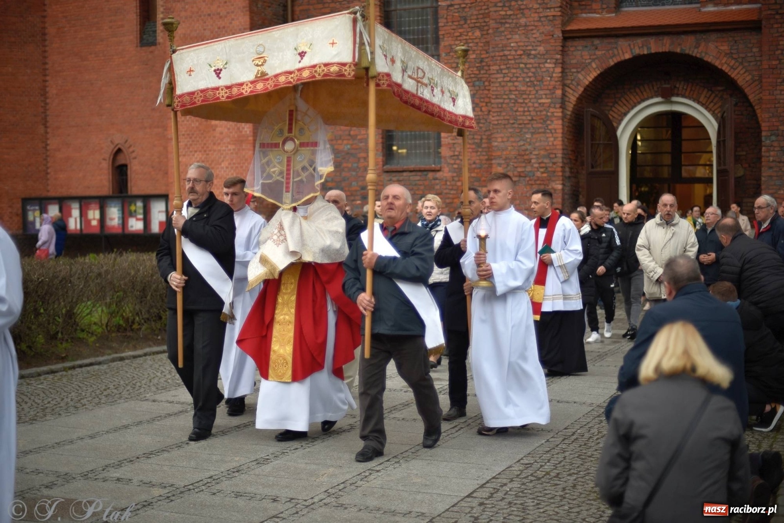 Zdjęcie w galerii na portalu naszraciborz.pl: Przy Grobie Pańskim w podominikańskiej świątyni [FOTO i WIDEO] wiadomości z regionu