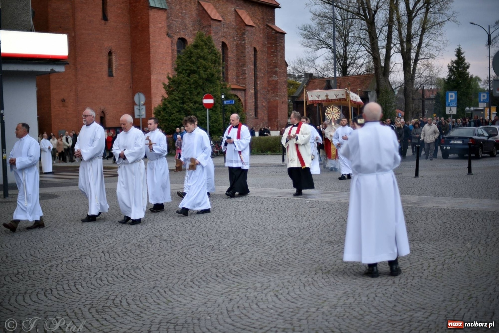 Zdjęcie w galerii na portalu naszraciborz.pl: Przy Grobie Pańskim w podominikańskiej świątyni [FOTO i WIDEO] wiadomości z regionu