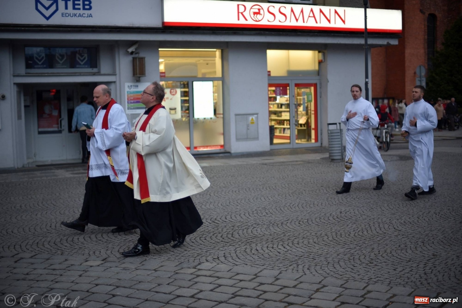 Zdjęcie w galerii na portalu naszraciborz.pl: Przy Grobie Pańskim w podominikańskiej świątyni [FOTO i WIDEO] wiadomości z regionu