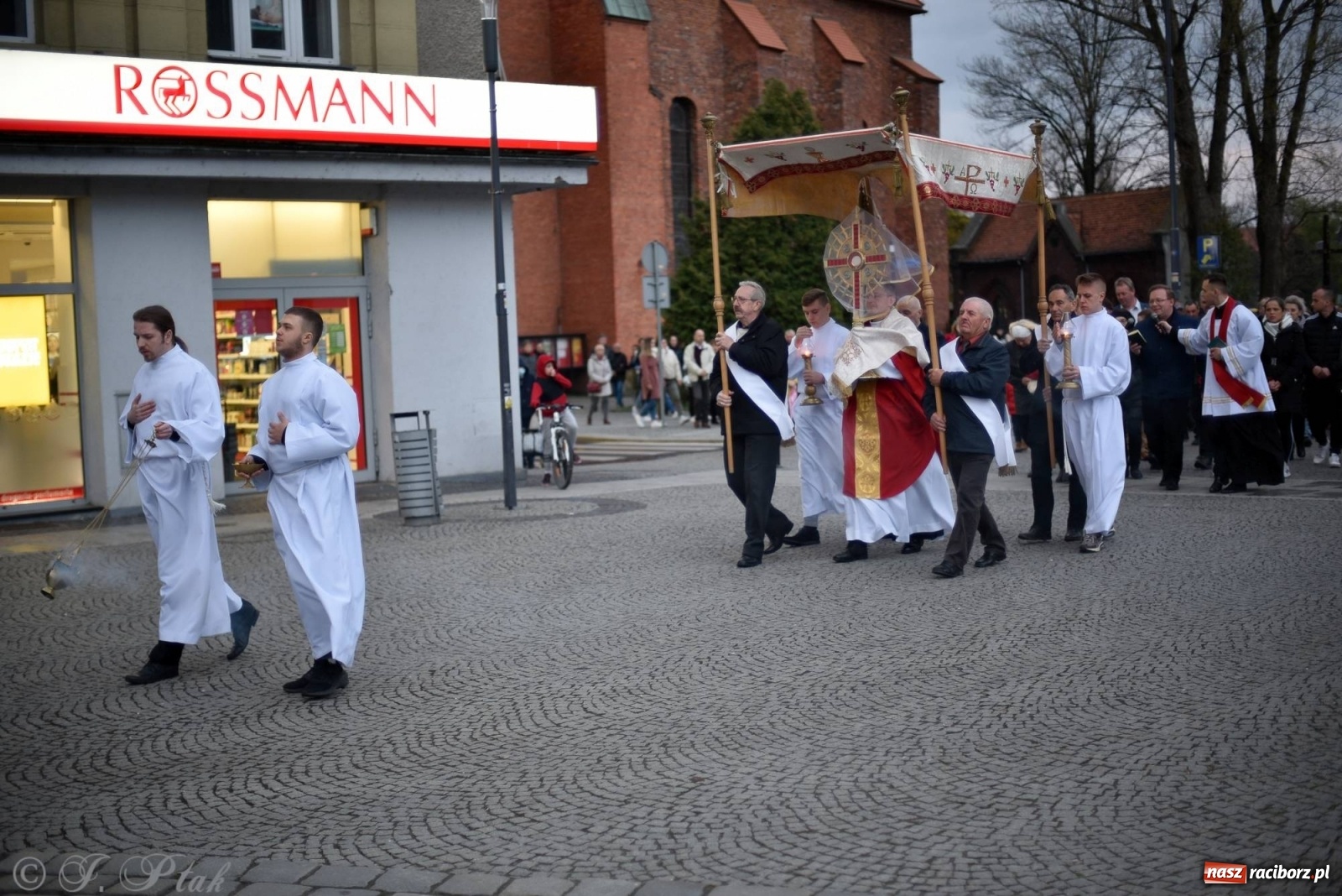 Zdjęcie w galerii na portalu naszraciborz.pl: Przy Grobie Pańskim w podominikańskiej świątyni [FOTO i WIDEO] wiadomości z regionu