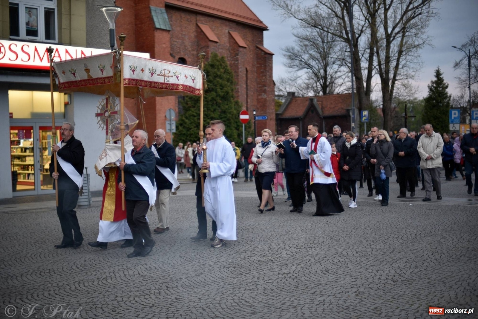 Zdjęcie w galerii na portalu naszraciborz.pl: Przy Grobie Pańskim w podominikańskiej świątyni [FOTO i WIDEO] wiadomości z regionu