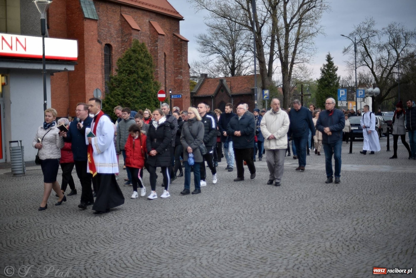 Zdjęcie w galerii na portalu naszraciborz.pl: Przy Grobie Pańskim w podominikańskiej świątyni [FOTO i WIDEO] wiadomości z regionu