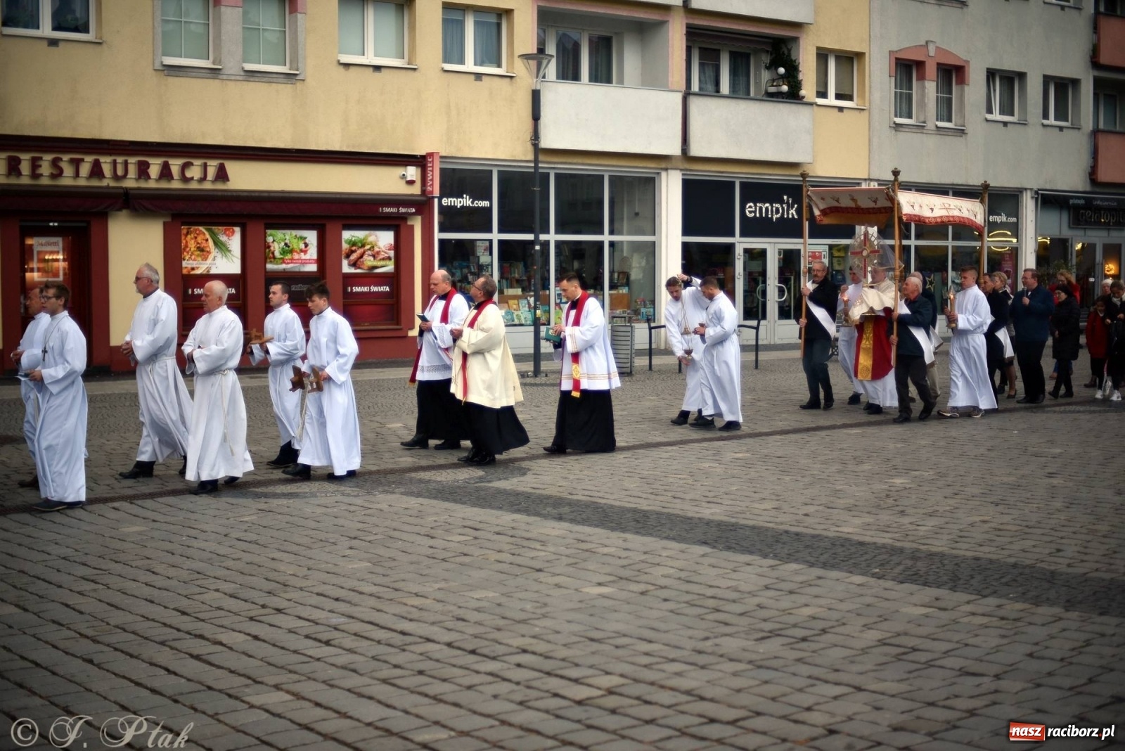 Zdjęcie w galerii na portalu naszraciborz.pl: Przy Grobie Pańskim w podominikańskiej świątyni [FOTO i WIDEO] wiadomości z regionu