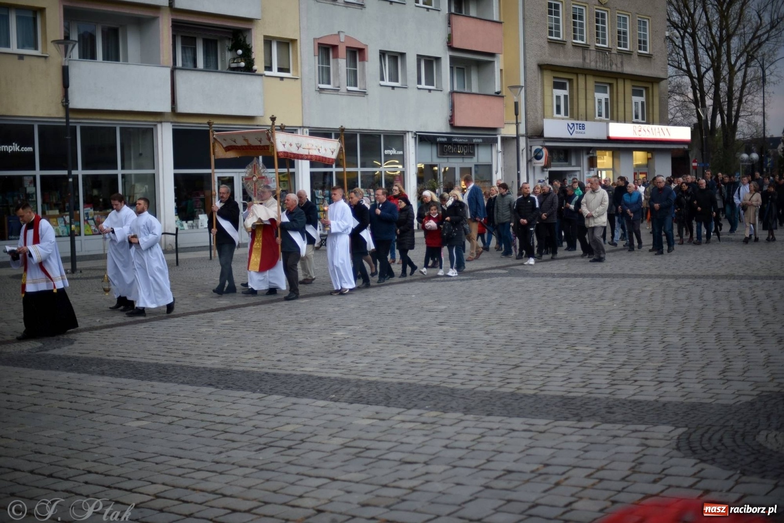 Zdjęcie w galerii na portalu naszraciborz.pl: Przy Grobie Pańskim w podominikańskiej świątyni [FOTO i WIDEO] wiadomości z regionu