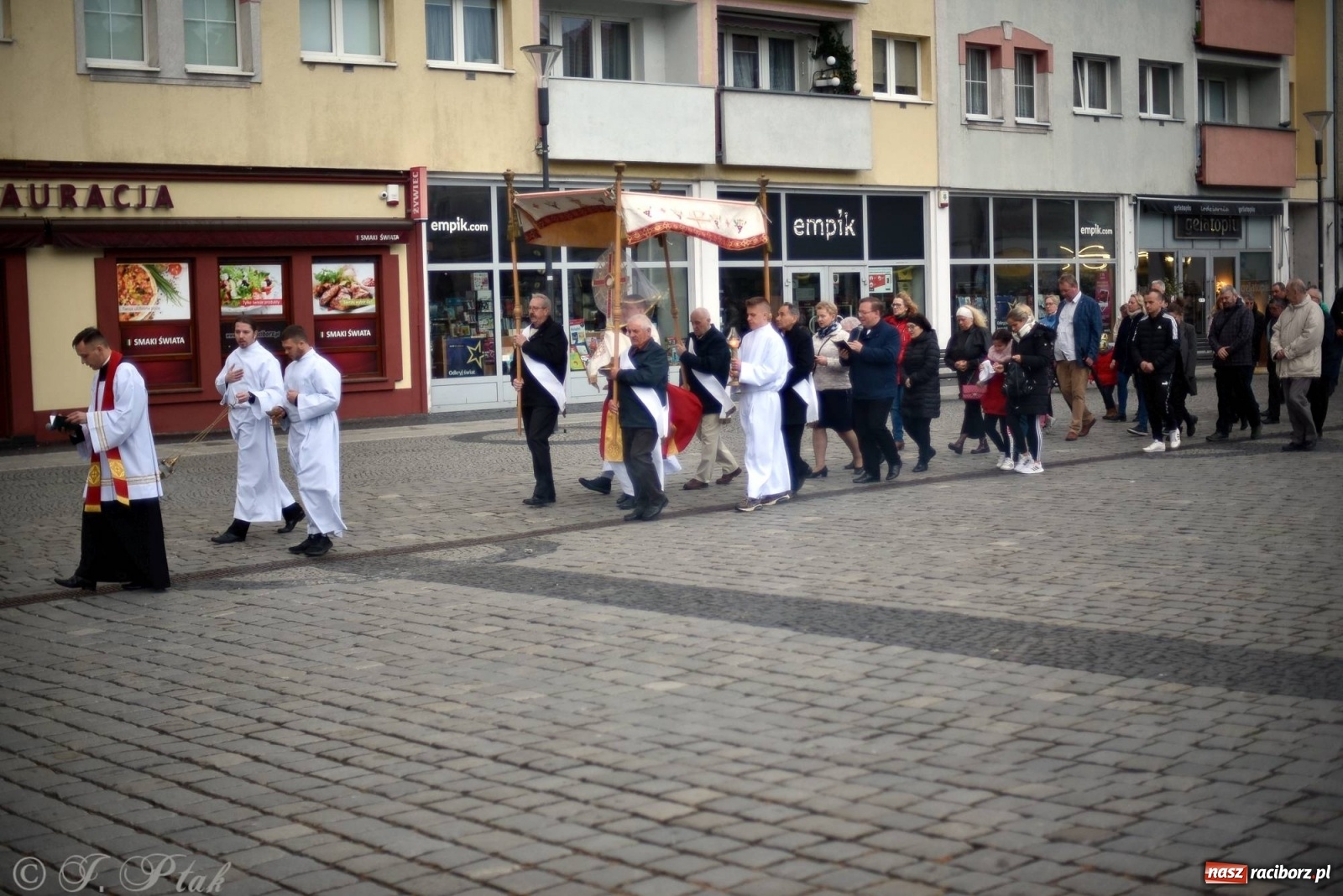 Zdjęcie w galerii na portalu naszraciborz.pl: Przy Grobie Pańskim w podominikańskiej świątyni [FOTO i WIDEO] wiadomości z regionu