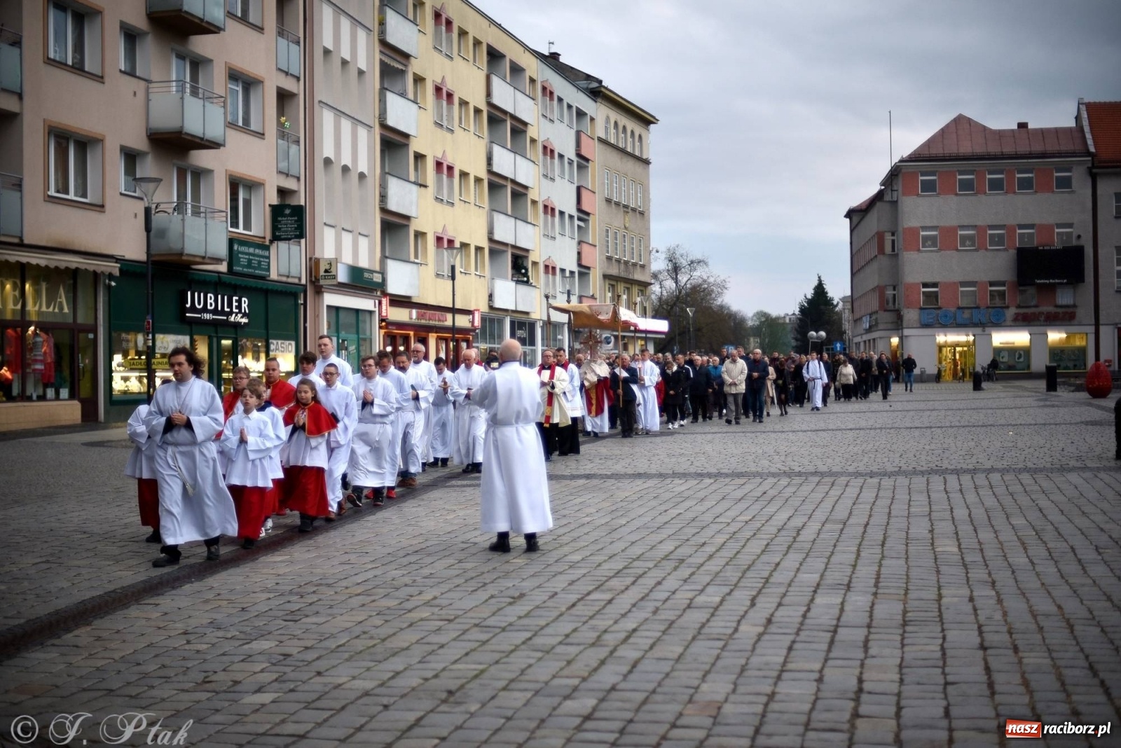 Zdjęcie w galerii na portalu naszraciborz.pl: Przy Grobie Pańskim w podominikańskiej świątyni [FOTO i WIDEO] wiadomości z regionu
