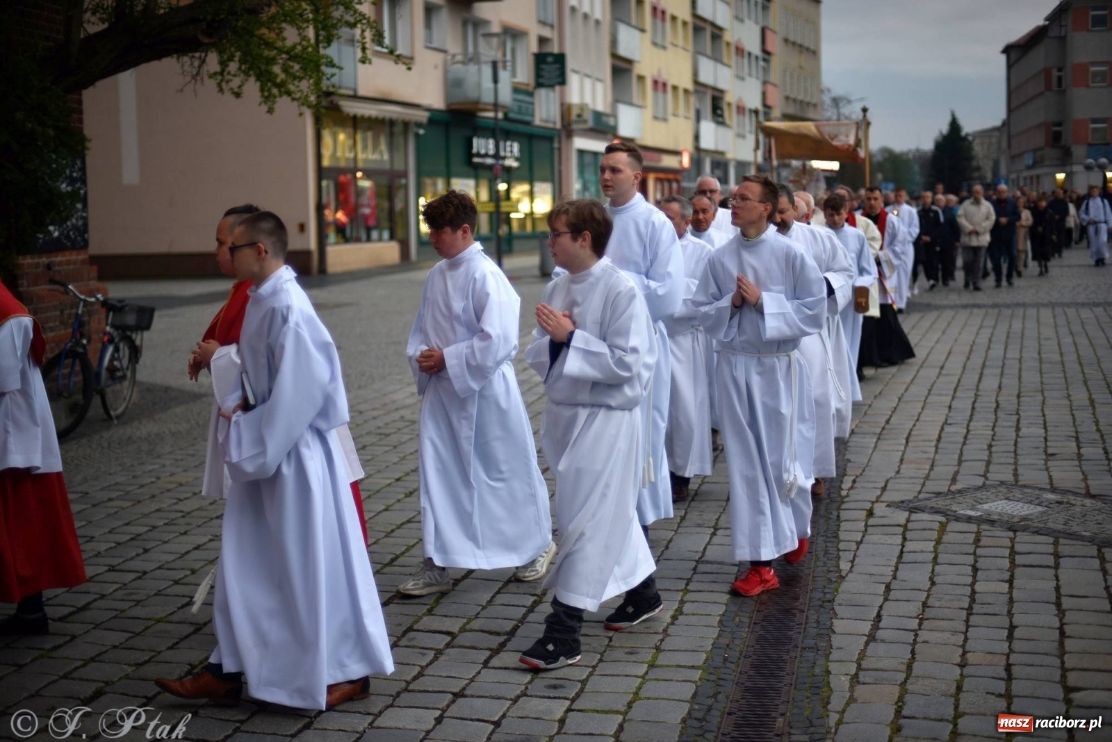 Zdjęcie w galerii na portalu naszraciborz.pl: Przy Grobie Pańskim w podominikańskiej świątyni [FOTO i WIDEO] wiadomości z regionu