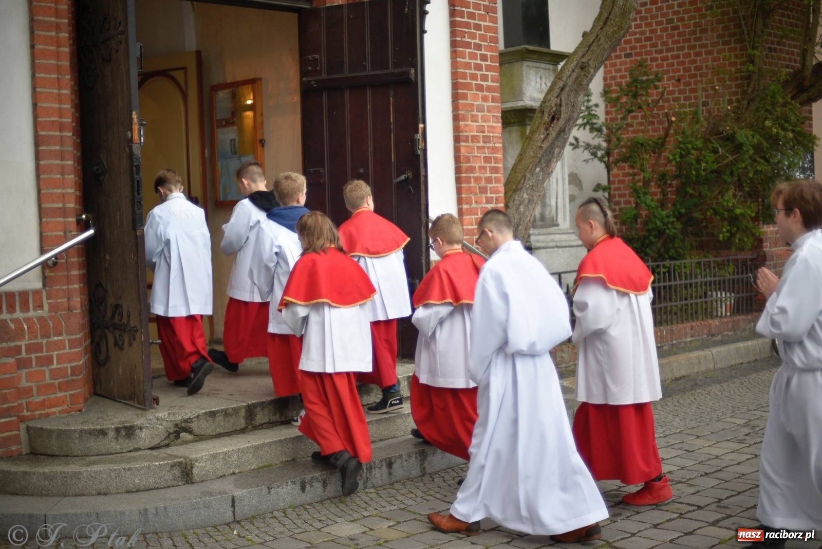Zdjęcie w galerii na portalu naszraciborz.pl: Przy Grobie Pańskim w podominikańskiej świątyni [FOTO i WIDEO] wiadomości z regionu