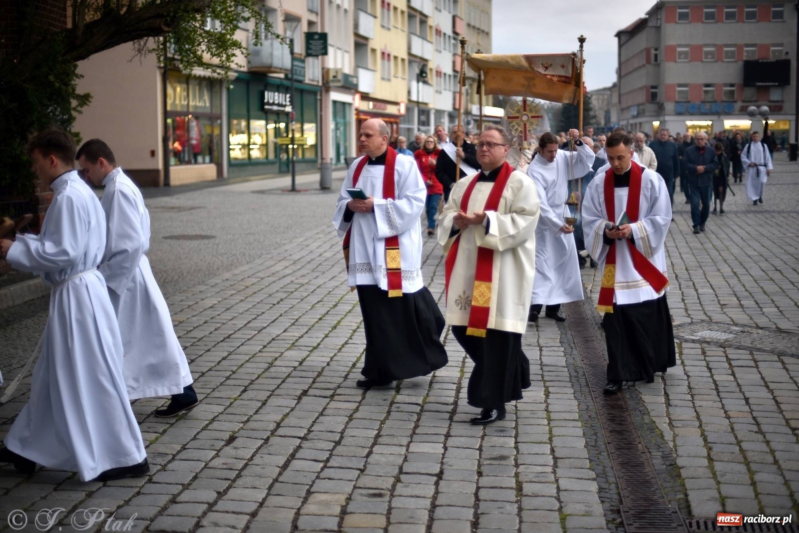 Zdjęcie w galerii na portalu naszraciborz.pl: Przy Grobie Pańskim w podominikańskiej świątyni [FOTO i WIDEO] wiadomości z regionu