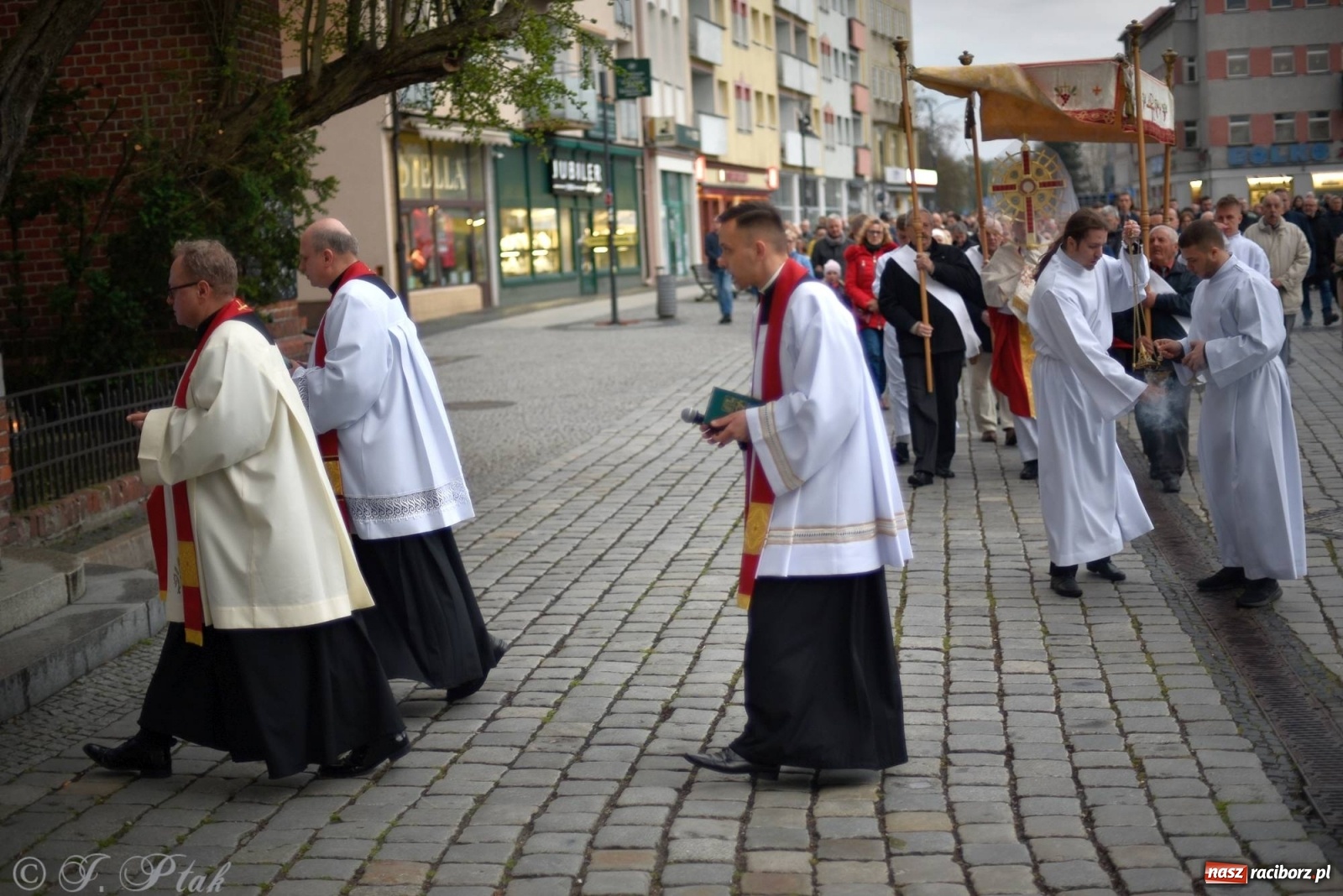 Zdjęcie w galerii na portalu naszraciborz.pl: Przy Grobie Pańskim w podominikańskiej świątyni [FOTO i WIDEO] wiadomości z regionu