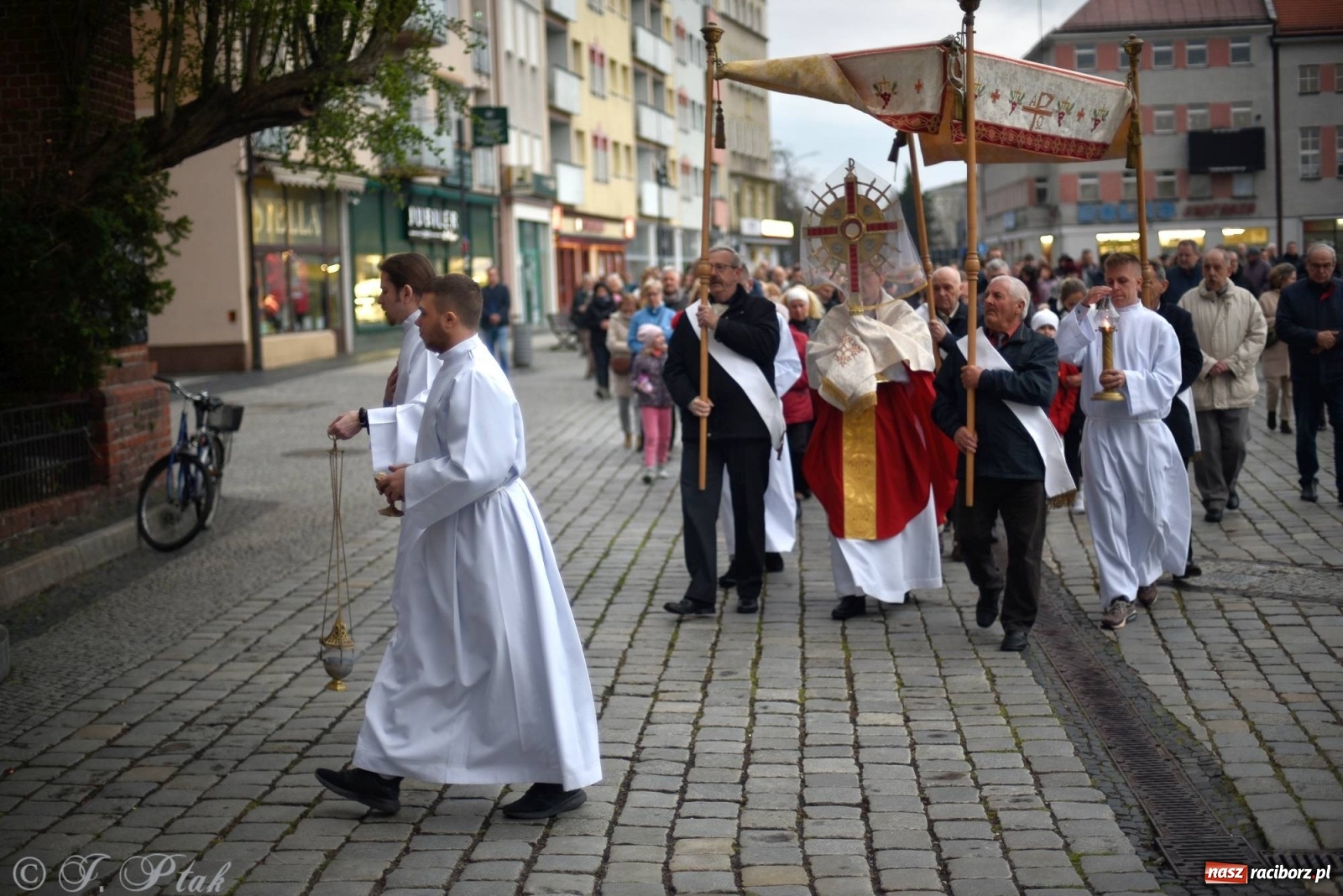 Zdjęcie w galerii na portalu naszraciborz.pl: Przy Grobie Pańskim w podominikańskiej świątyni [FOTO i WIDEO] wiadomości z regionu