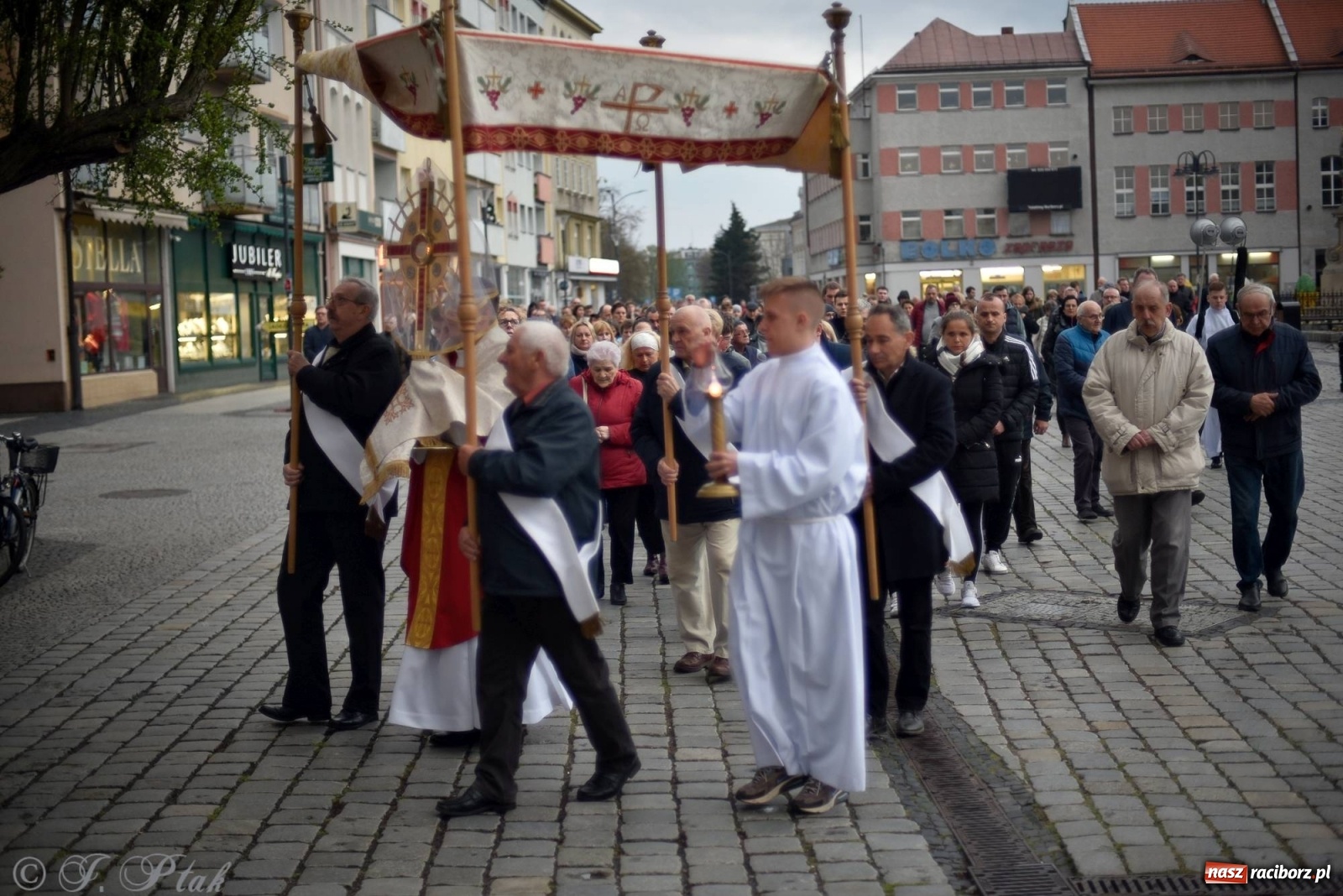Zdjęcie w galerii na portalu naszraciborz.pl: Przy Grobie Pańskim w podominikańskiej świątyni [FOTO i WIDEO] wiadomości z regionu