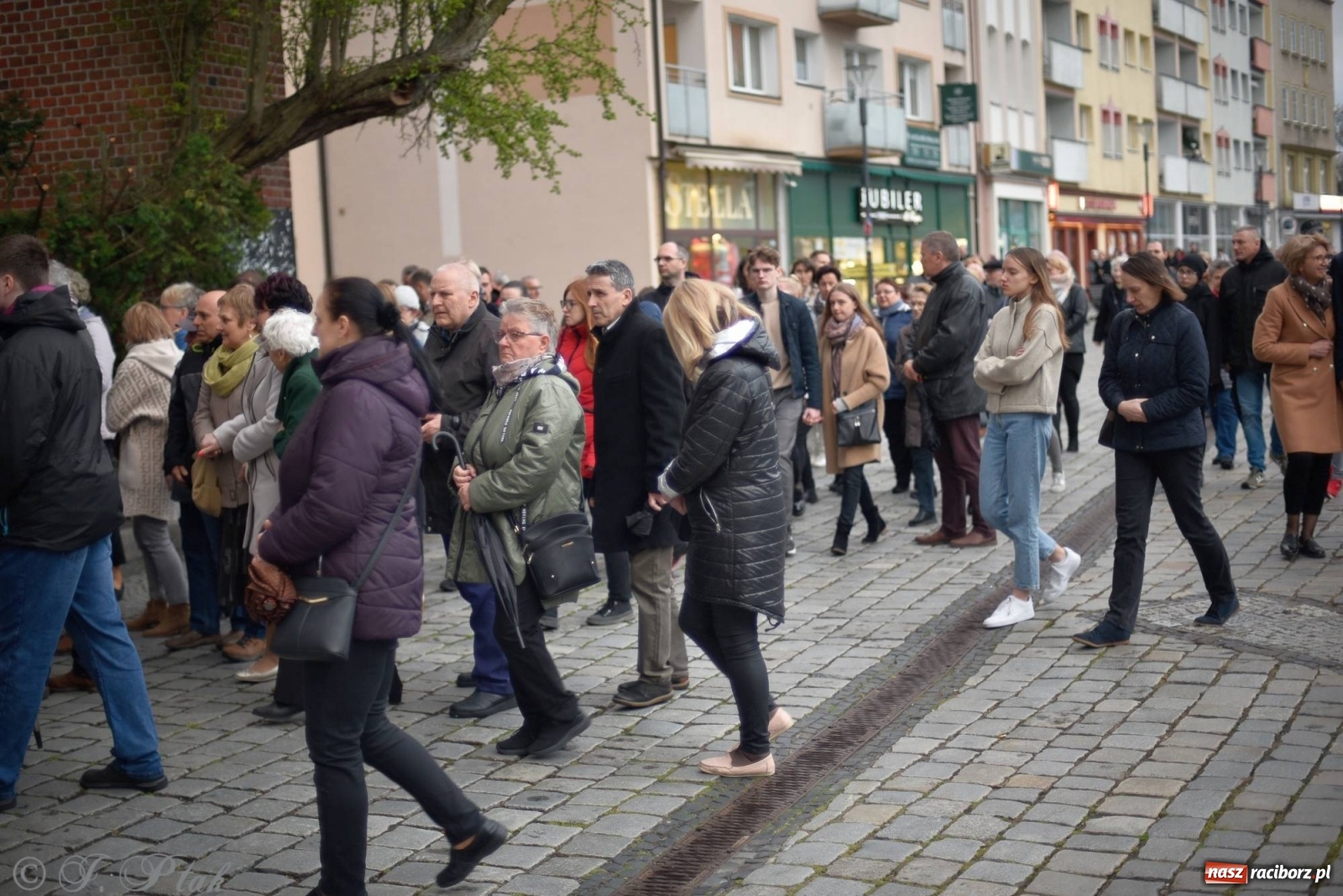 Zdjęcie w galerii na portalu naszraciborz.pl: Przy Grobie Pańskim w podominikańskiej świątyni [FOTO i WIDEO] wiadomości z regionu
