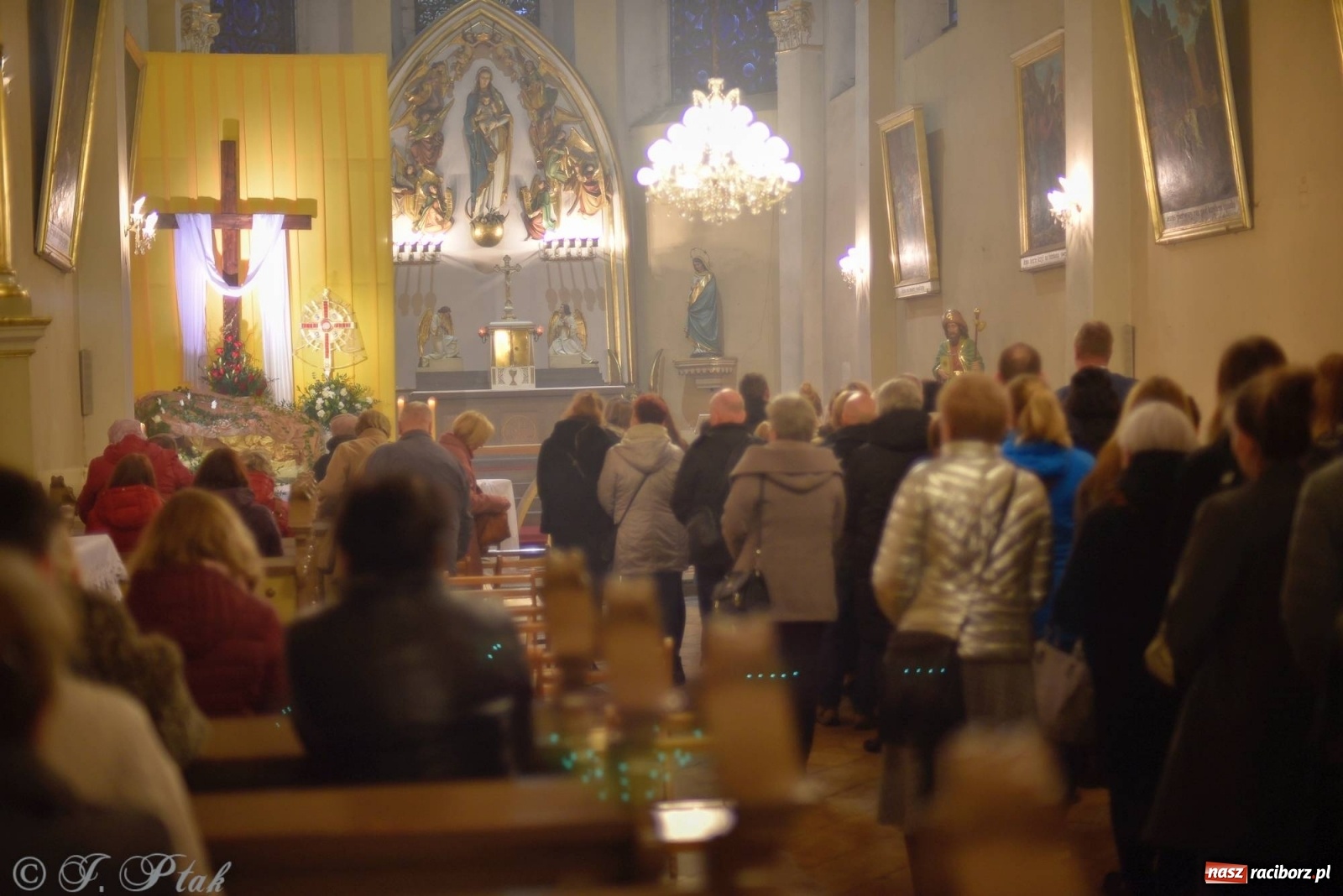 Zdjęcie w galerii na portalu naszraciborz.pl: Przy Grobie Pańskim w podominikańskiej świątyni [FOTO i WIDEO] wiadomości z regionu