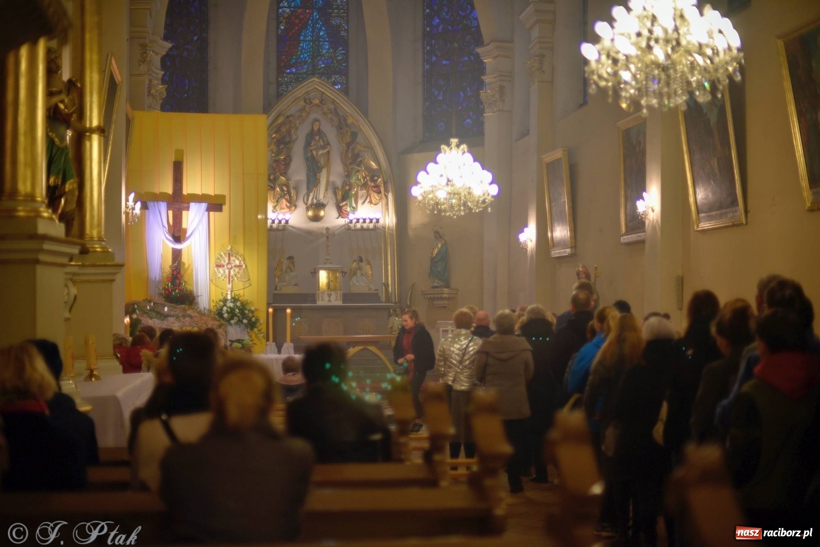 Zdjęcie w galerii na portalu naszraciborz.pl: Przy Grobie Pańskim w podominikańskiej świątyni [FOTO i WIDEO] wiadomości z regionu