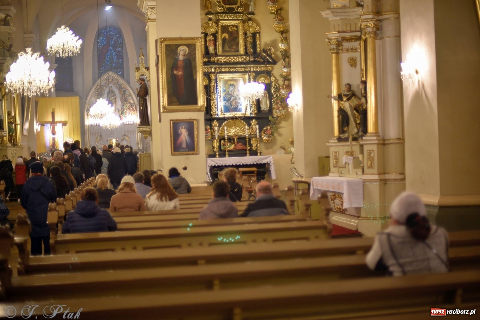 Zdjęcie w galerii na portalu naszraciborz.pl: Przy Grobie Pańskim w podominikańskiej świątyni [FOTO i WIDEO] wiadomości z regionu