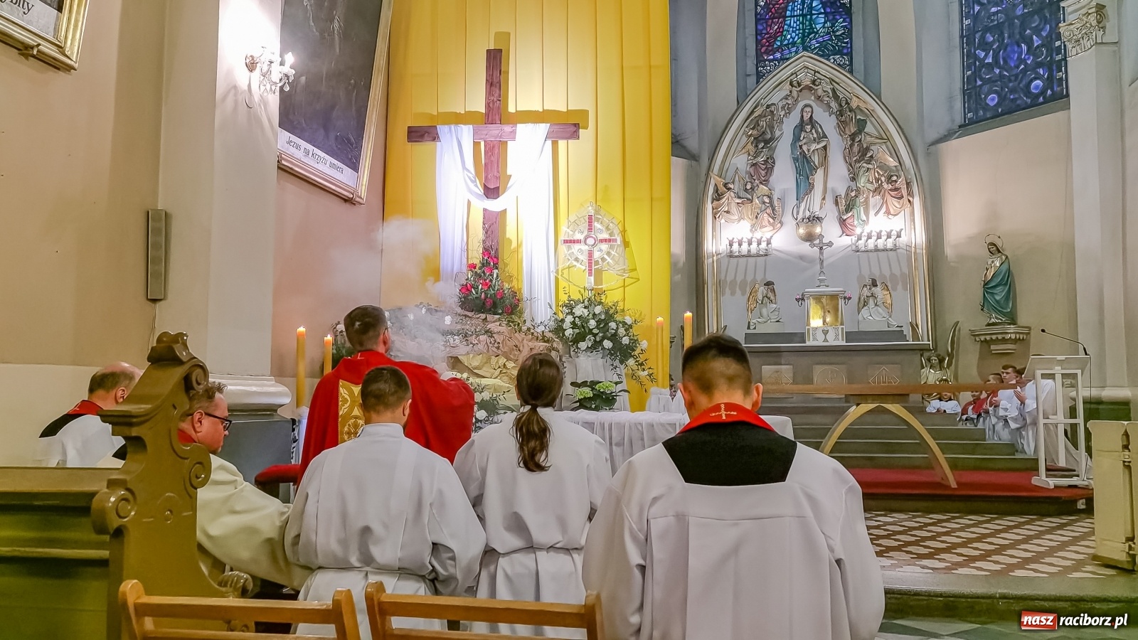 Zdjęcie w galerii na portalu naszraciborz.pl: Przy Grobie Pańskim w podominikańskiej świątyni [FOTO i WIDEO] wiadomości z regionu