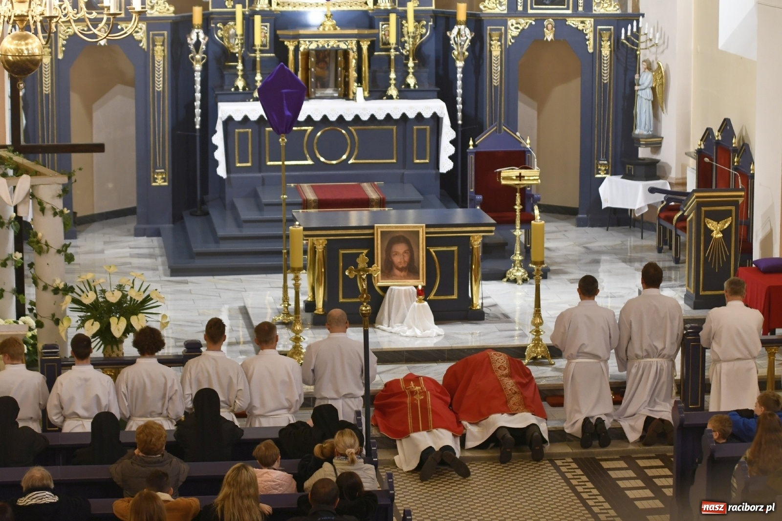 Zdjęcie w galerii na portalu naszraciborz.pl: Racibórz Brzezie - liturgia Męki Pańskiej przy grobie Oblubienicy Krzyża, która przepowiedziała wojnę wiadomości z regionu