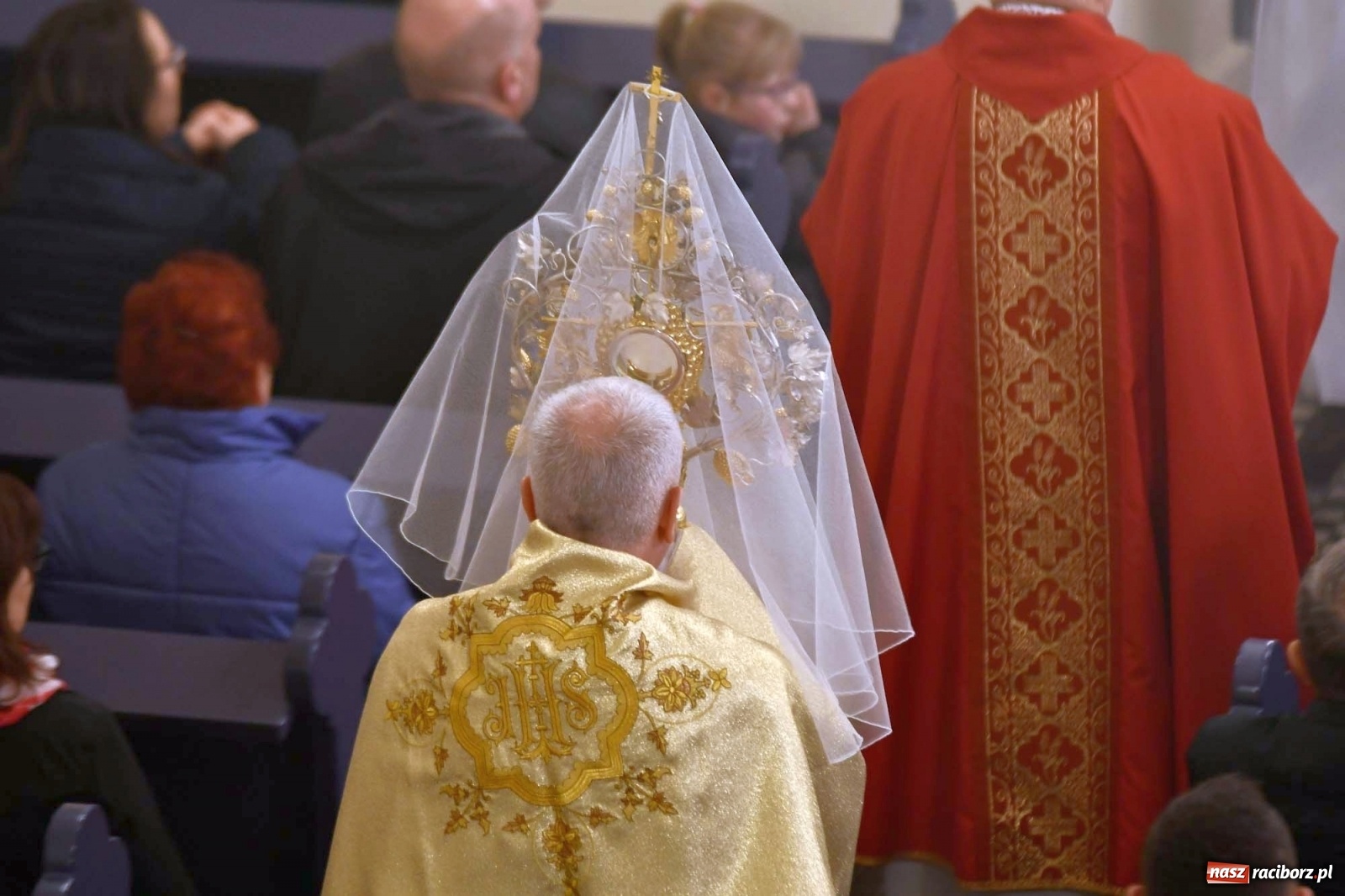 Zdjęcie w galerii na portalu naszraciborz.pl: Racibórz Brzezie - liturgia Męki Pańskiej przy grobie Oblubienicy Krzyża, która przepowiedziała wojnę wiadomości z regionu