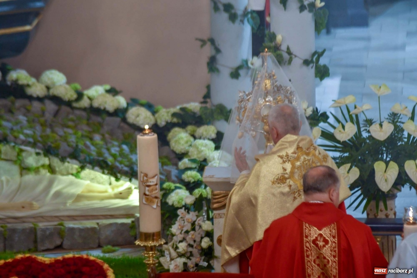 Zdjęcie w galerii na portalu naszraciborz.pl: Racibórz Brzezie - liturgia Męki Pańskiej przy grobie Oblubienicy Krzyża, która przepowiedziała wojnę wiadomości z regionu