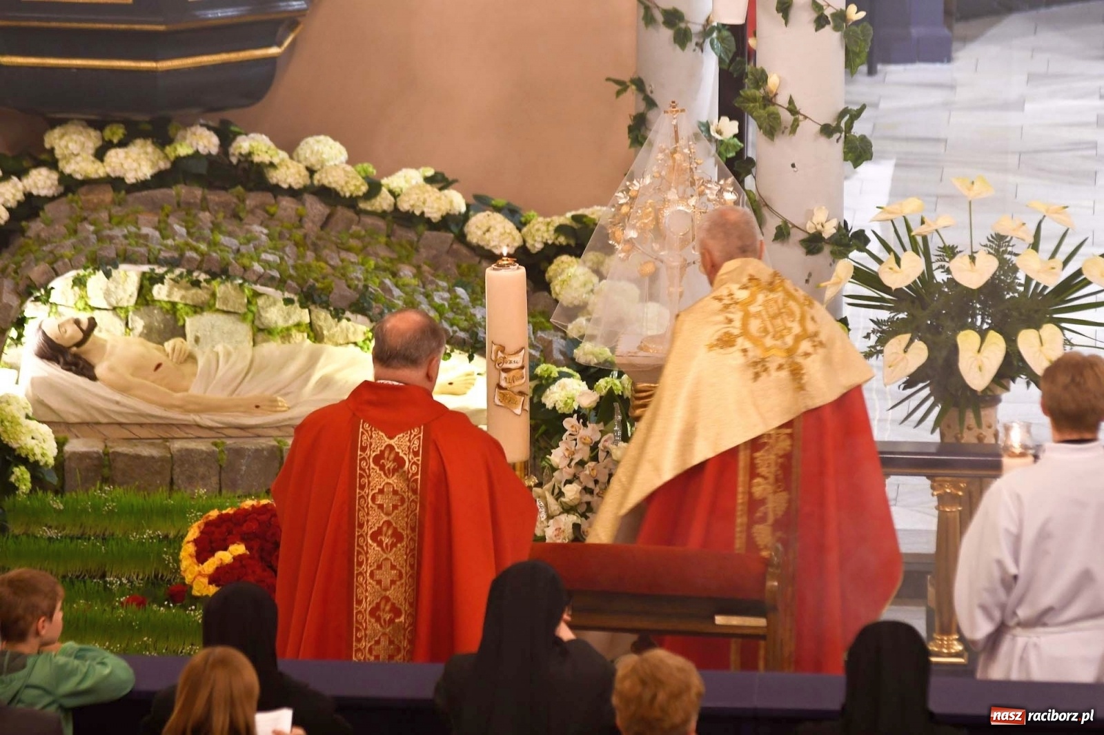 Zdjęcie w galerii na portalu naszraciborz.pl: Racibórz Brzezie - liturgia Męki Pańskiej przy grobie Oblubienicy Krzyża, która przepowiedziała wojnę wiadomości z regionu