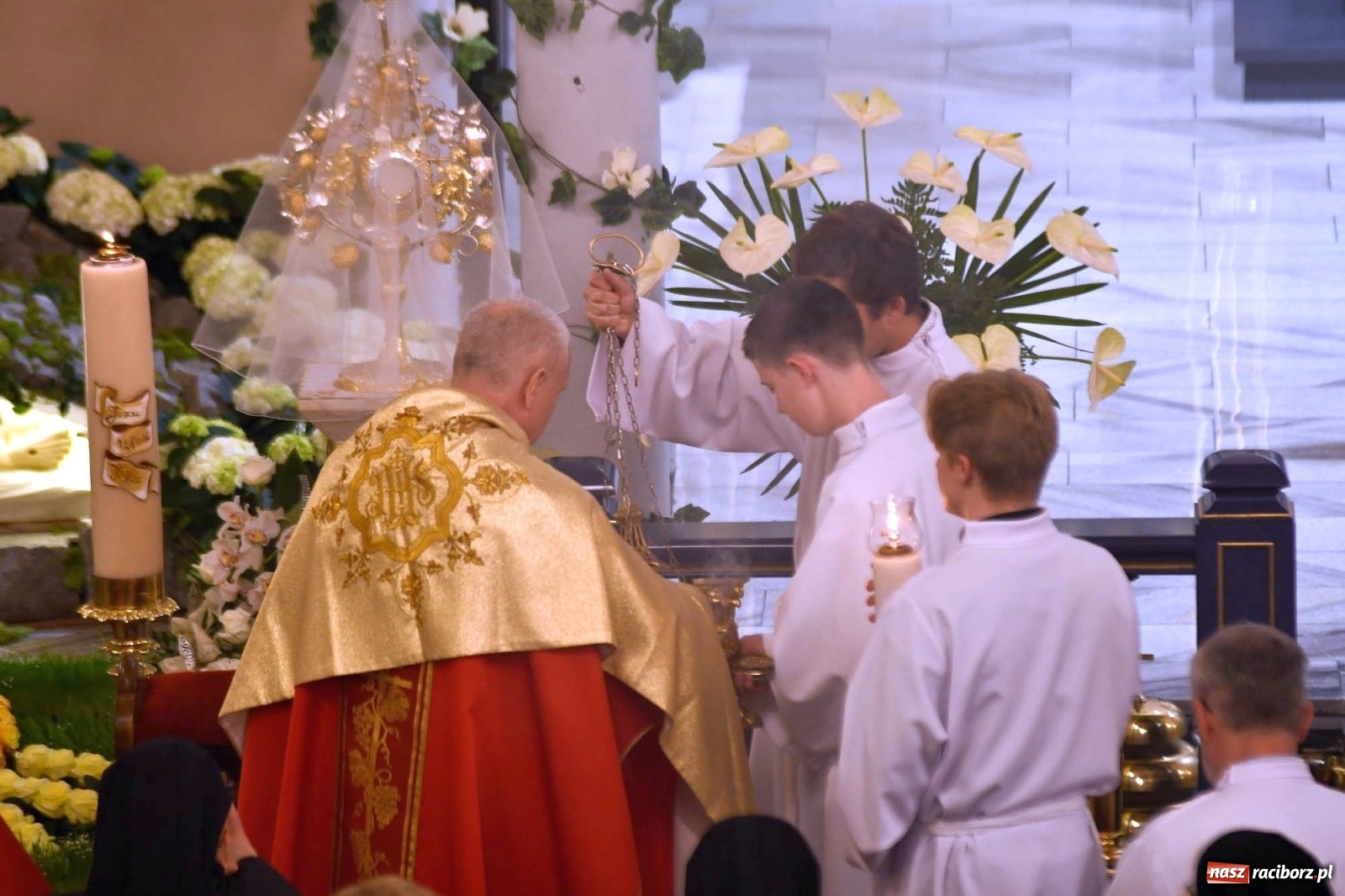 Zdjęcie w galerii na portalu naszraciborz.pl: Racibórz Brzezie - liturgia Męki Pańskiej przy grobie Oblubienicy Krzyża, która przepowiedziała wojnę wiadomości z regionu