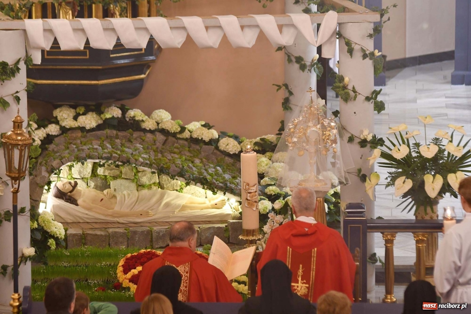 Zdjęcie w galerii na portalu naszraciborz.pl: Racibórz Brzezie - liturgia Męki Pańskiej przy grobie Oblubienicy Krzyża, która przepowiedziała wojnę wiadomości z regionu