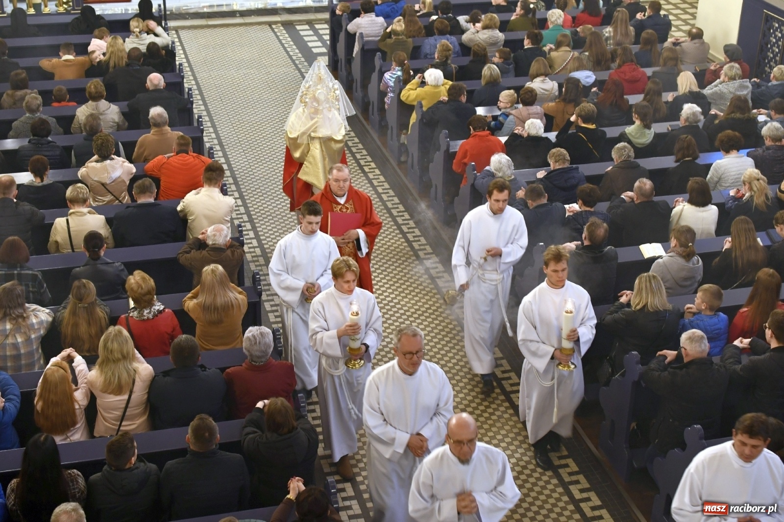 Zdjęcie w galerii na portalu naszraciborz.pl: Racibórz Brzezie - liturgia Męki Pańskiej przy grobie Oblubienicy Krzyża, która przepowiedziała wojnę wiadomości z regionu