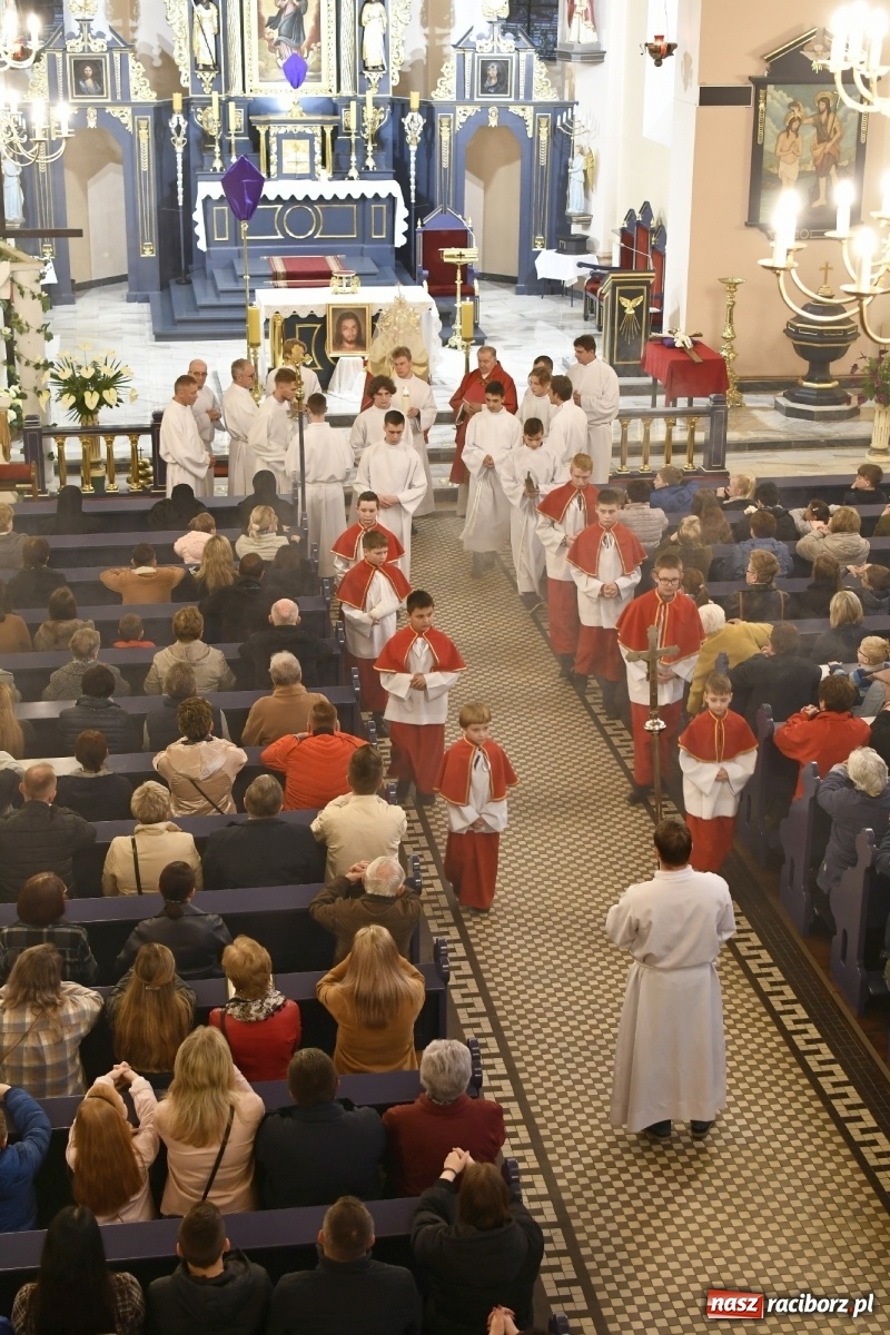Zdjęcie w galerii na portalu naszraciborz.pl: Racibórz Brzezie - liturgia Męki Pańskiej przy grobie Oblubienicy Krzyża, która przepowiedziała wojnę wiadomości z regionu