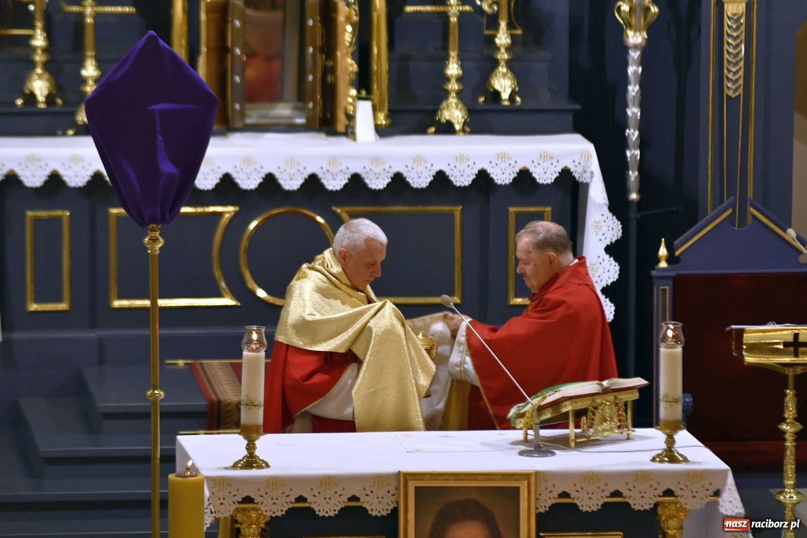 Zdjęcie w galerii na portalu naszraciborz.pl: Racibórz Brzezie - liturgia Męki Pańskiej przy grobie Oblubienicy Krzyża, która przepowiedziała wojnę wiadomości z regionu