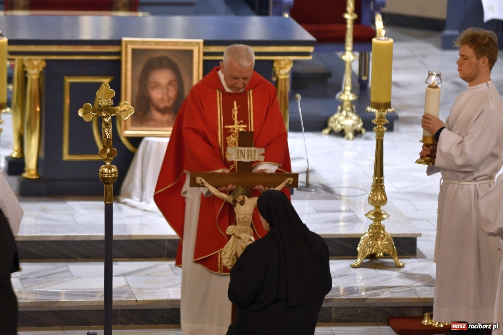 Zdjęcie w galerii na portalu naszraciborz.pl: Racibórz Brzezie - liturgia Męki Pańskiej przy grobie Oblubienicy Krzyża, która przepowiedziała wojnę wiadomości z regionu