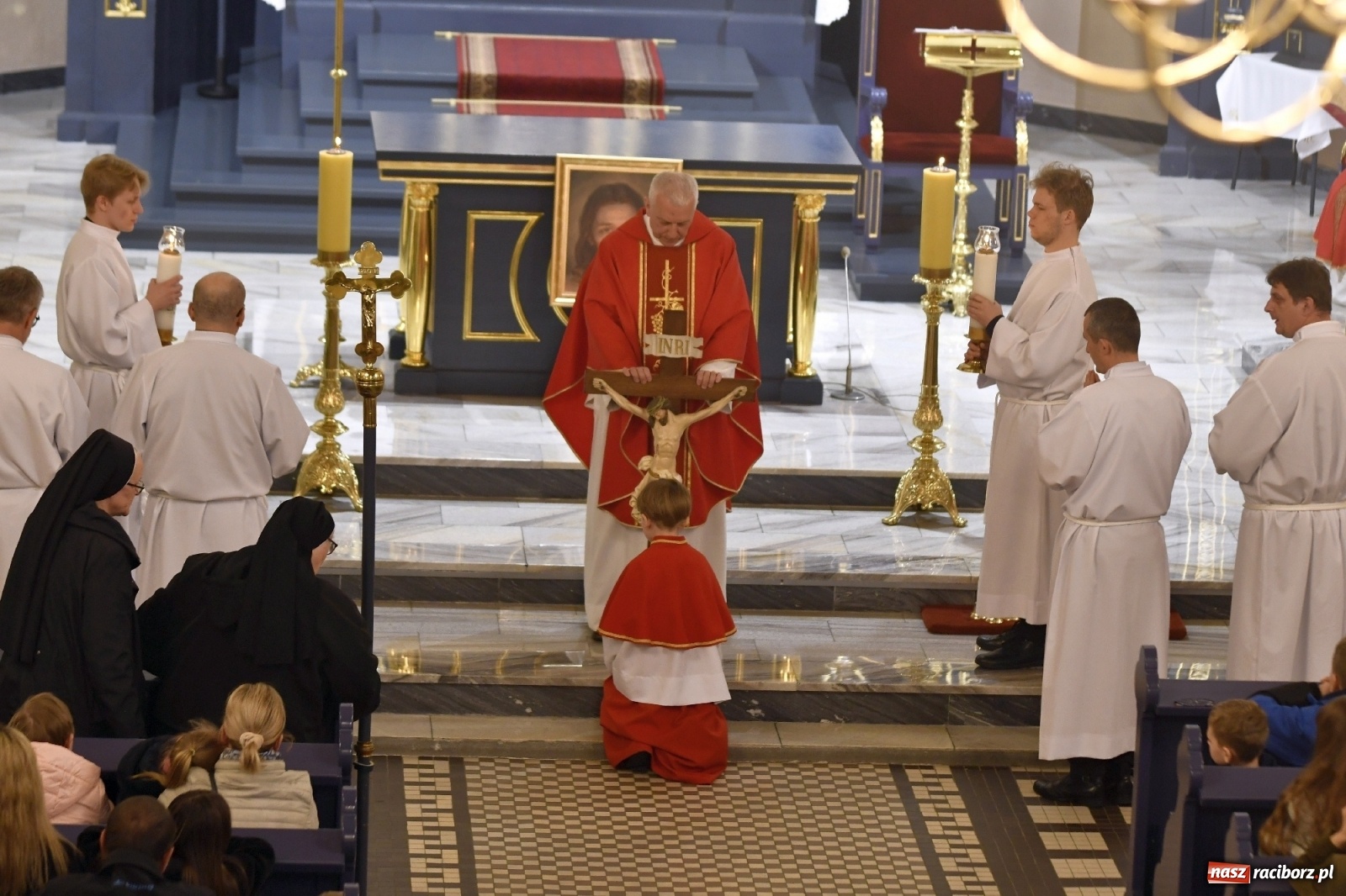 Zdjęcie w galerii na portalu naszraciborz.pl: Racibórz Brzezie - liturgia Męki Pańskiej przy grobie Oblubienicy Krzyża, która przepowiedziała wojnę wiadomości z regionu