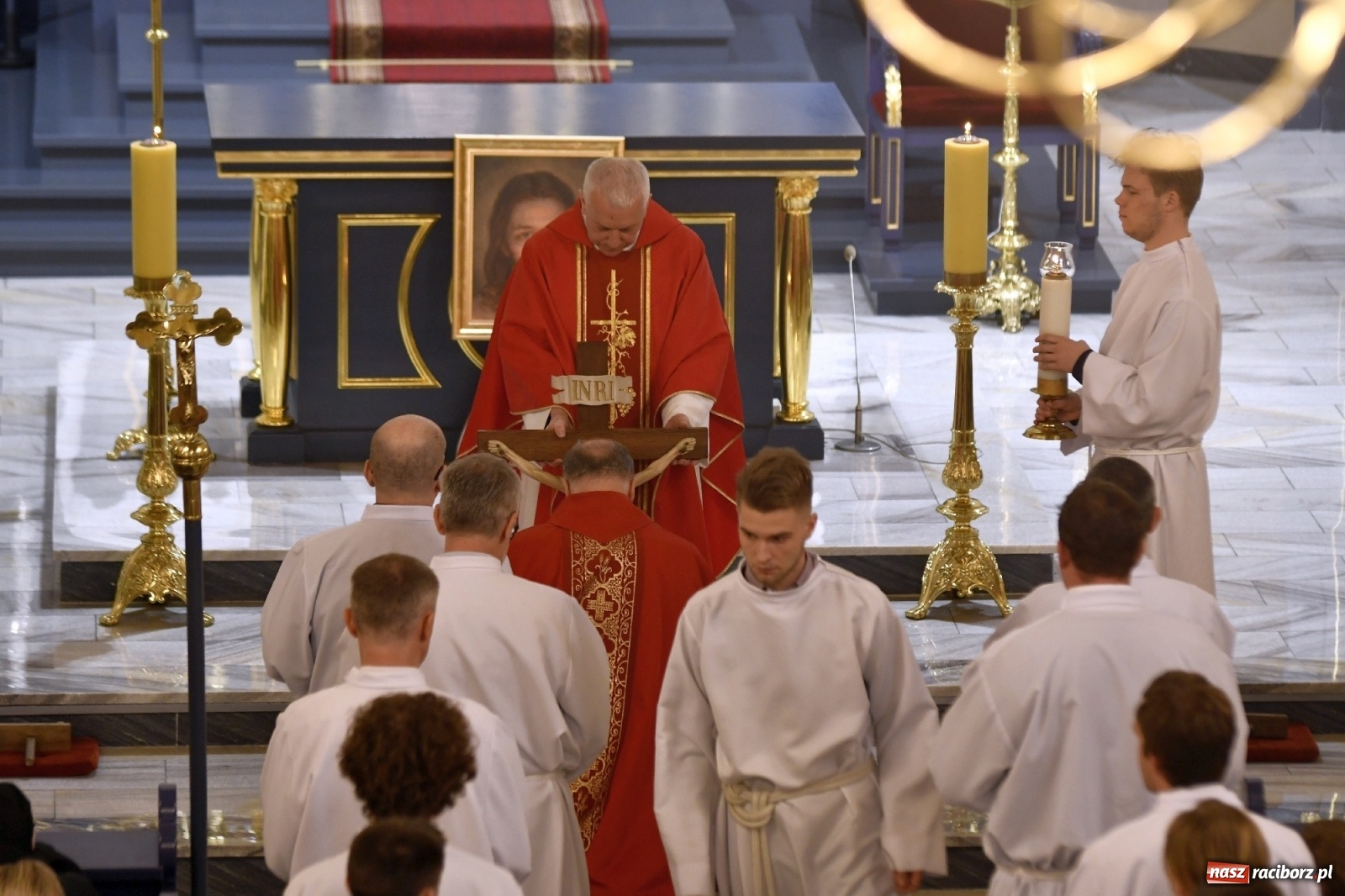 Zdjęcie w galerii na portalu naszraciborz.pl: Racibórz Brzezie - liturgia Męki Pańskiej przy grobie Oblubienicy Krzyża, która przepowiedziała wojnę wiadomości z regionu