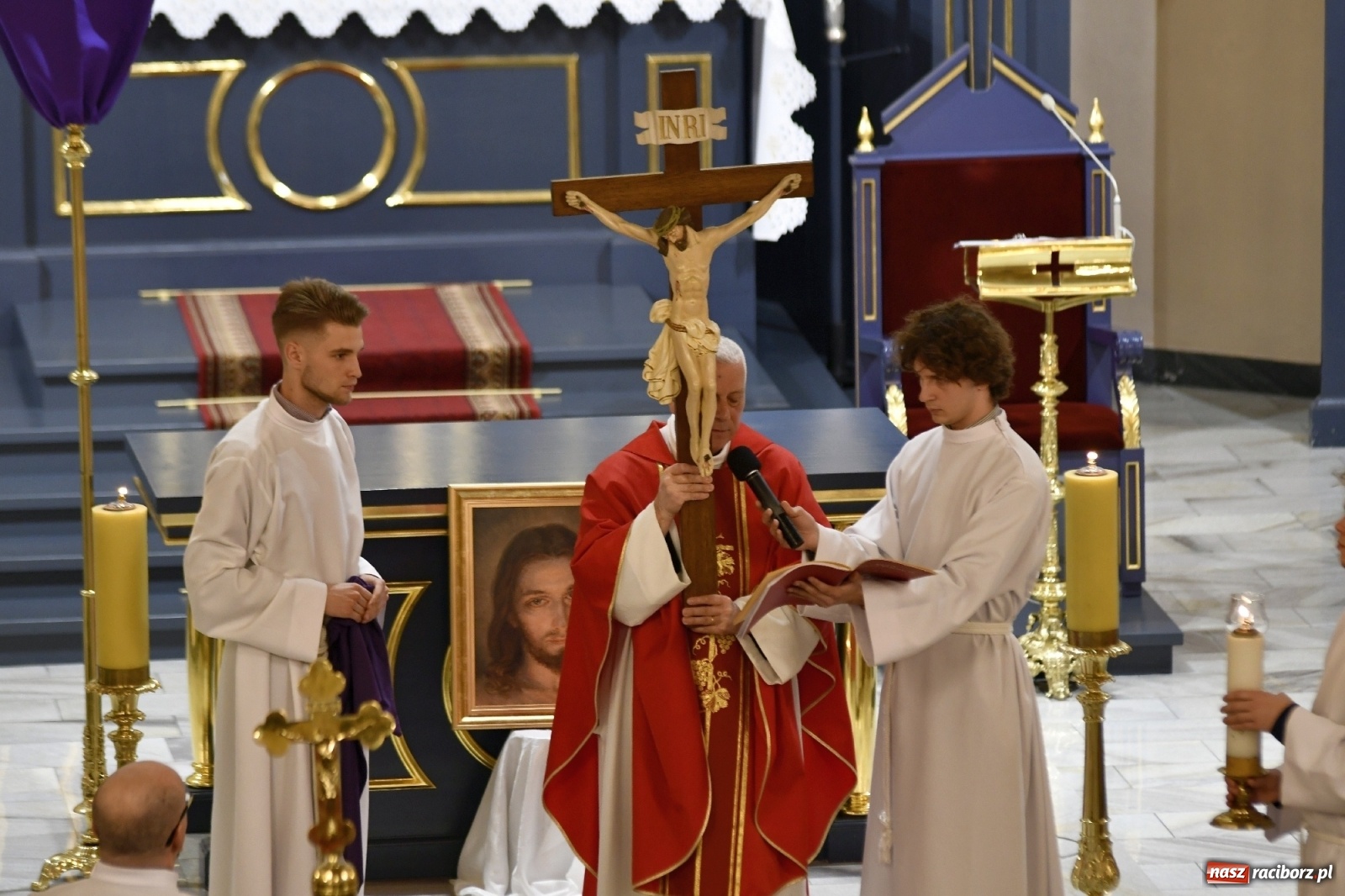 Zdjęcie w galerii na portalu naszraciborz.pl: Racibórz Brzezie - liturgia Męki Pańskiej przy grobie Oblubienicy Krzyża, która przepowiedziała wojnę wiadomości z regionu