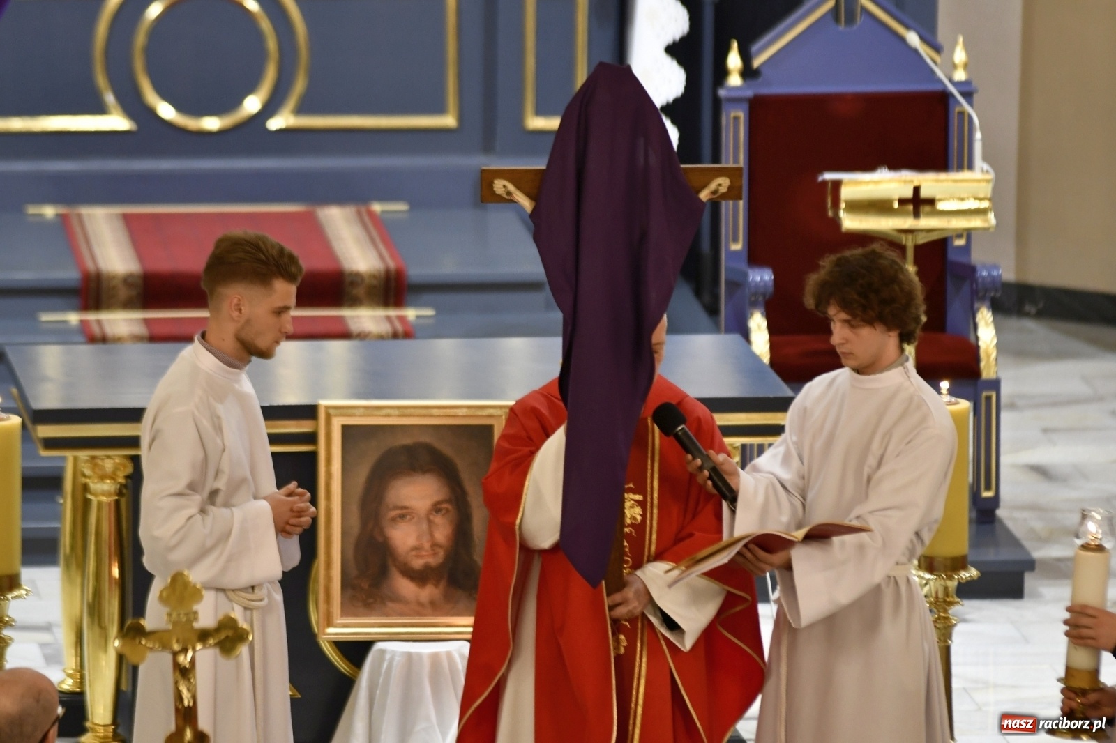 Zdjęcie w galerii na portalu naszraciborz.pl: Racibórz Brzezie - liturgia Męki Pańskiej przy grobie Oblubienicy Krzyża, która przepowiedziała wojnę wiadomości z regionu