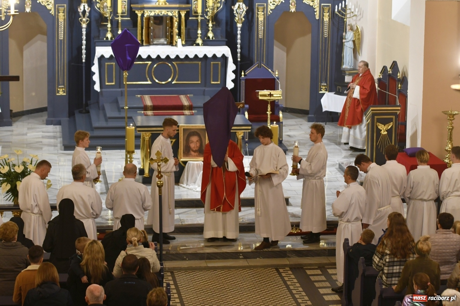 Zdjęcie w galerii na portalu naszraciborz.pl: Racibórz Brzezie - liturgia Męki Pańskiej przy grobie Oblubienicy Krzyża, która przepowiedziała wojnę wiadomości z regionu
