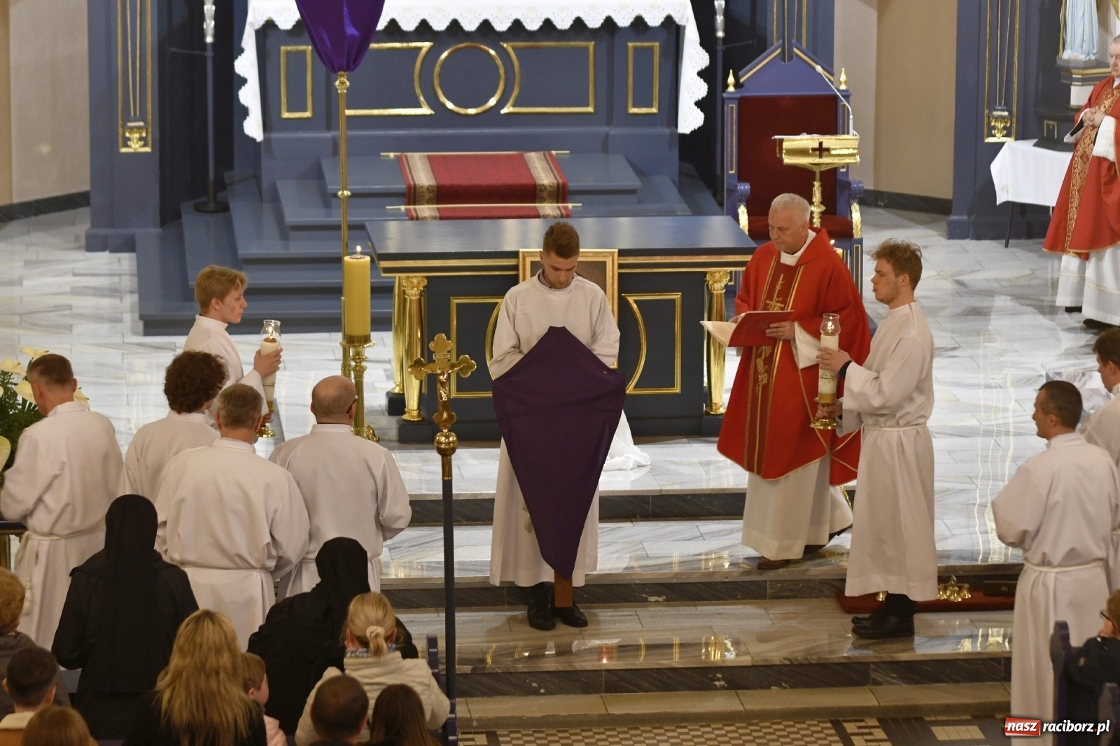Zdjęcie w galerii na portalu naszraciborz.pl: Racibórz Brzezie - liturgia Męki Pańskiej przy grobie Oblubienicy Krzyża, która przepowiedziała wojnę wiadomości z regionu