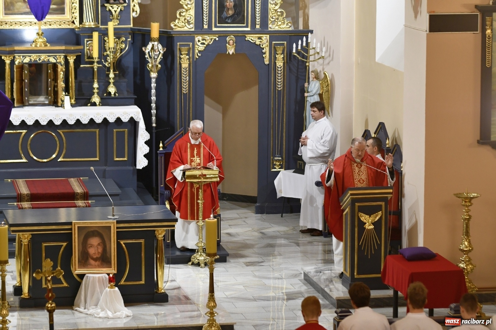 Zdjęcie w galerii na portalu naszraciborz.pl: Racibórz Brzezie - liturgia Męki Pańskiej przy grobie Oblubienicy Krzyża, która przepowiedziała wojnę wiadomości z regionu