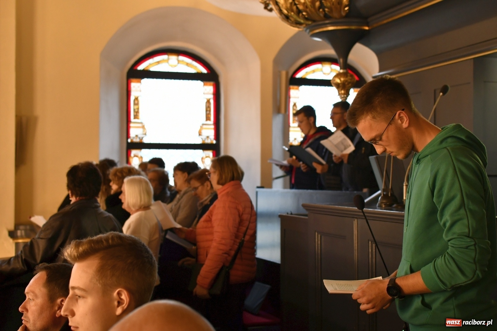 Zdjęcie w galerii na portalu naszraciborz.pl: Racibórz Brzezie - liturgia Męki Pańskiej przy grobie Oblubienicy Krzyża, która przepowiedziała wojnę wiadomości z regionu