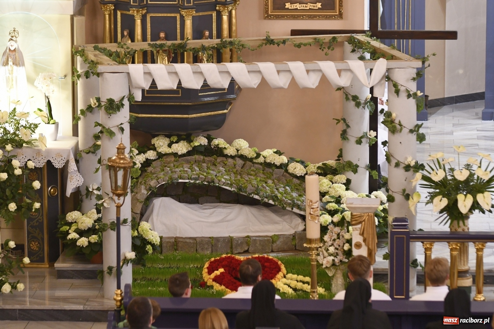 Zdjęcie w galerii na portalu naszraciborz.pl: Racibórz Brzezie - liturgia Męki Pańskiej przy grobie Oblubienicy Krzyża, która przepowiedziała wojnę wiadomości z regionu