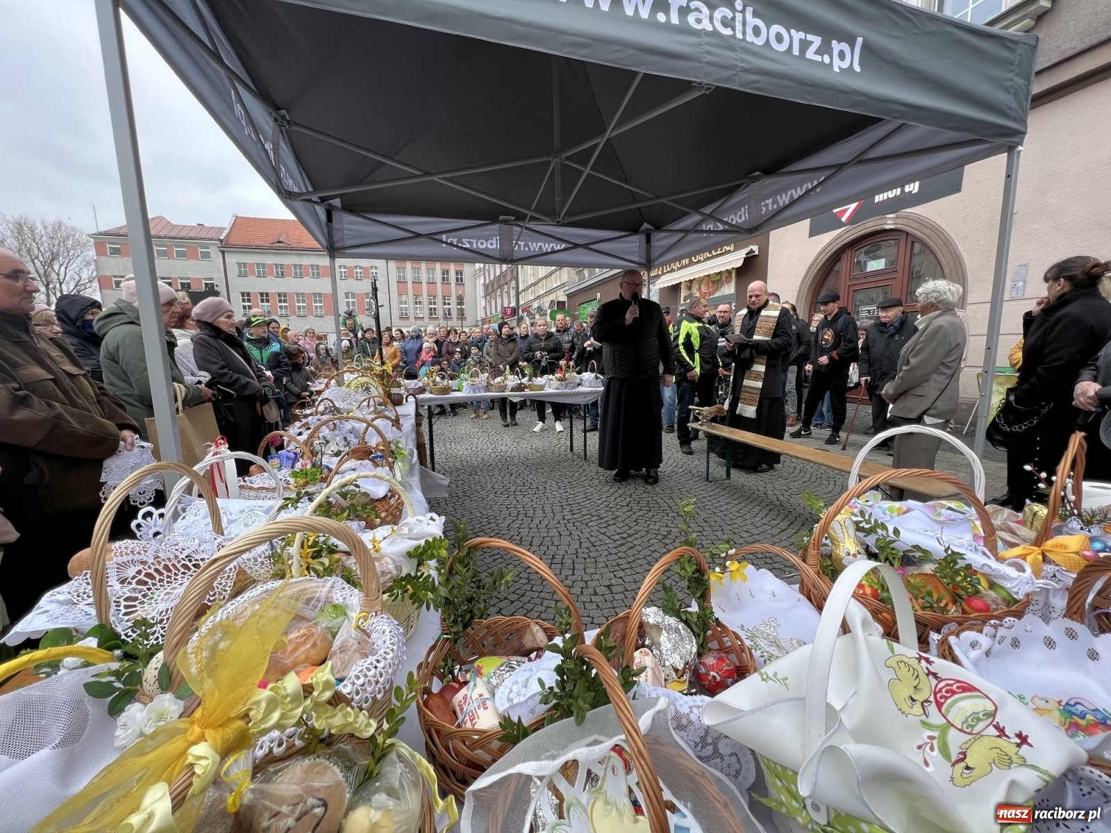 Zdjęcie w galerii na portalu naszraciborz.pl: Wielkanocne śniadanie i święcenie pokarmów na raciborskim Rynku [FOTO i WIDEO] wiadomości z regionu