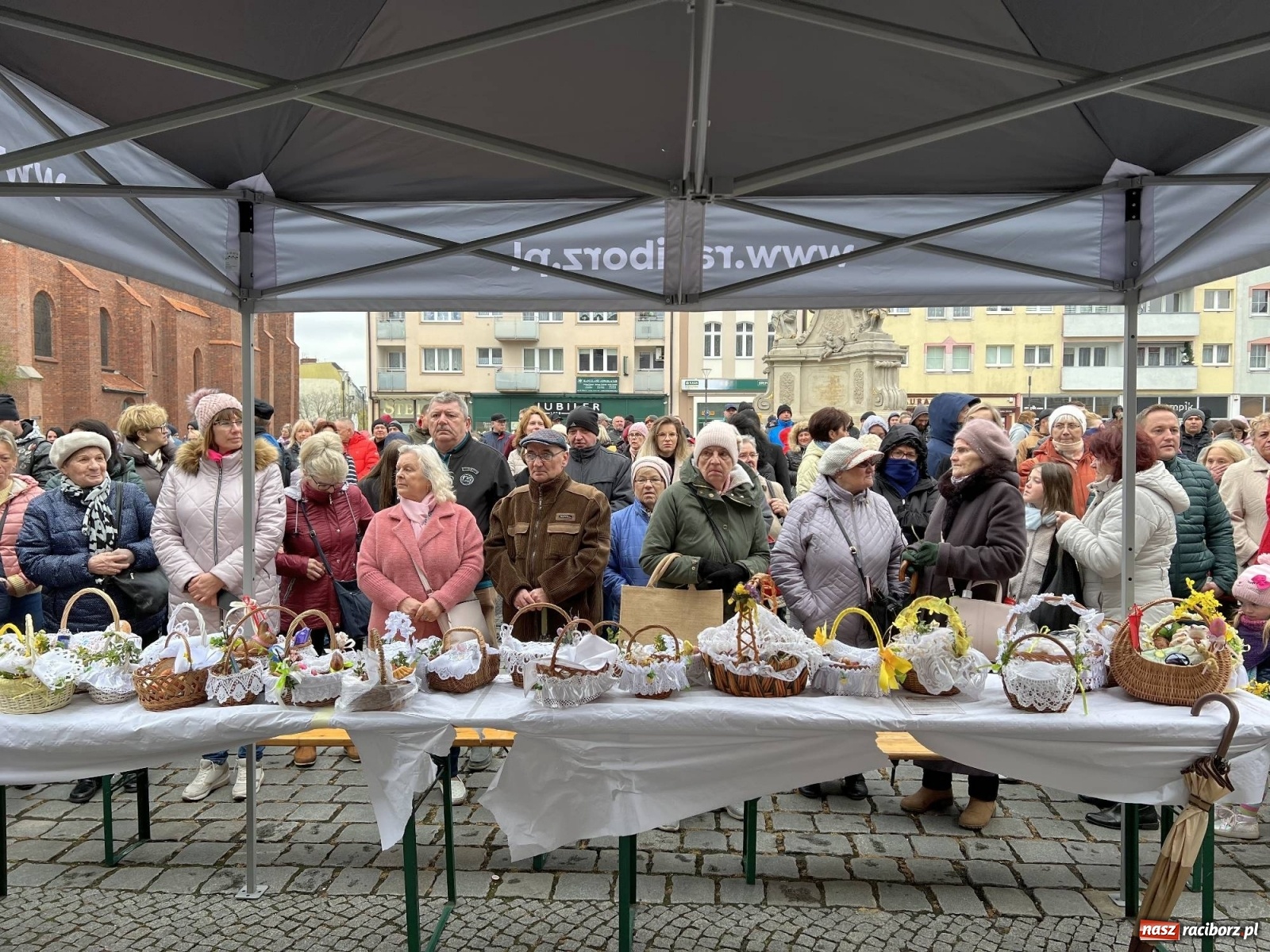 Zdjęcie w galerii na portalu naszraciborz.pl: Wielkanocne śniadanie i święcenie pokarmów na raciborskim Rynku [FOTO i WIDEO] wiadomości z regionu